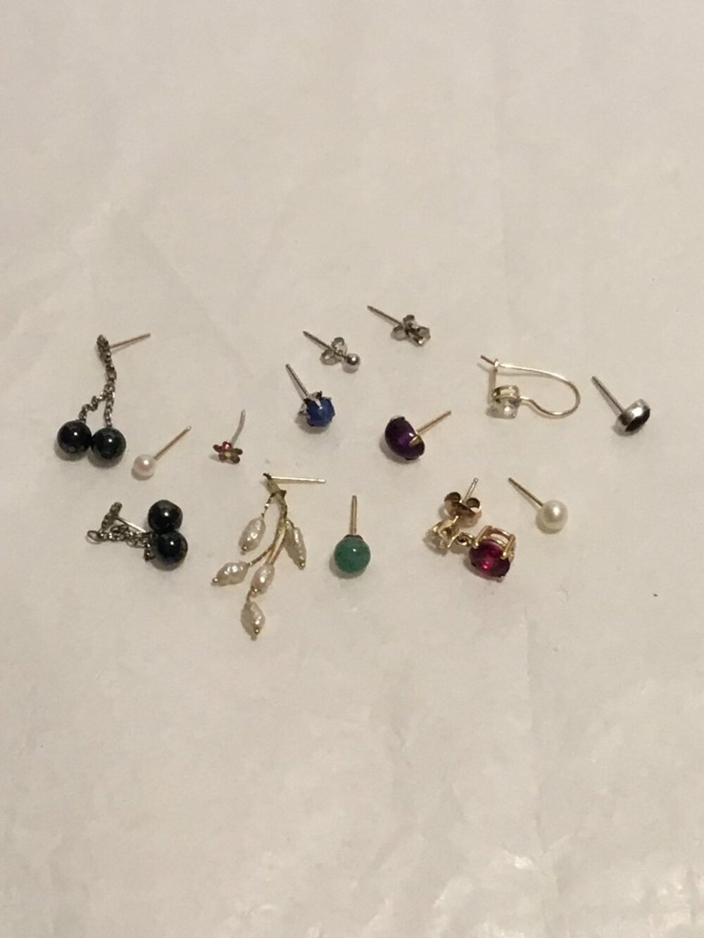 Lot of 14 lovely 14k gold earrings - mostly single stud earrings - Picture 15 of 16